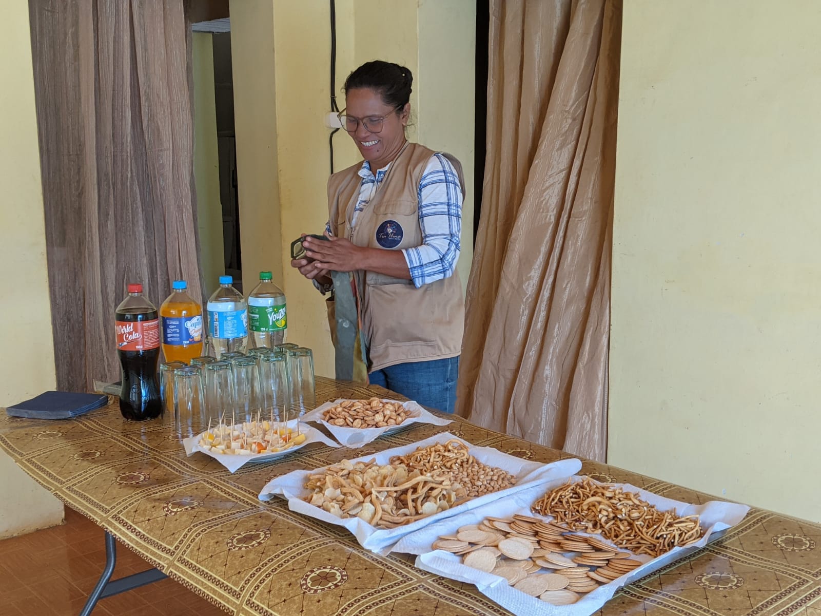serving food to childrens serving food to childrens